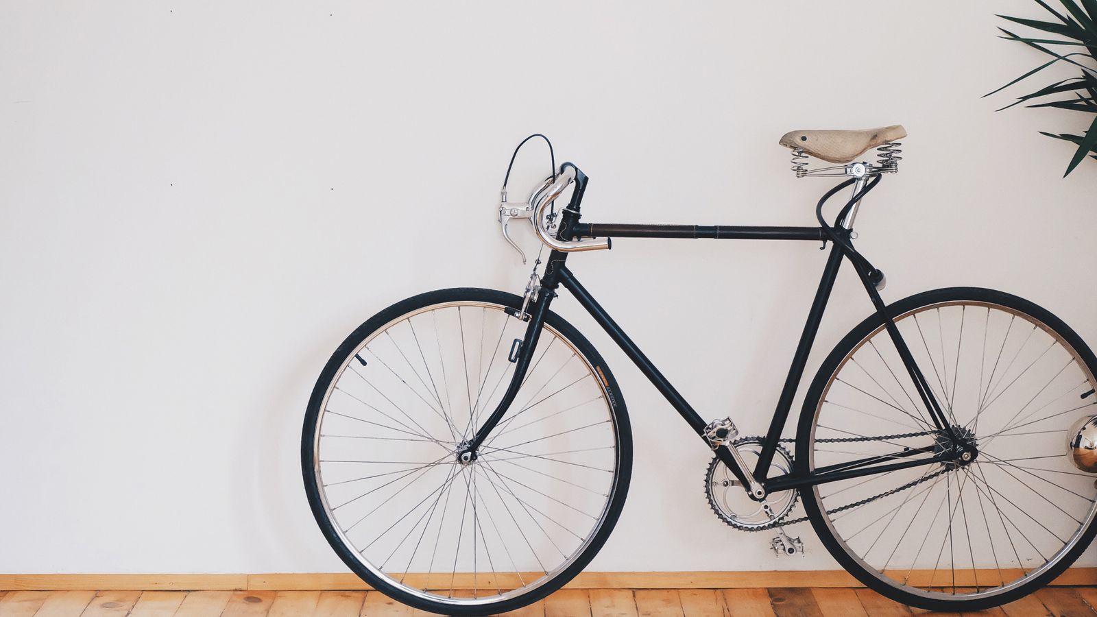 Fahrrad an einer Hauswand in der Stadt angelehnt