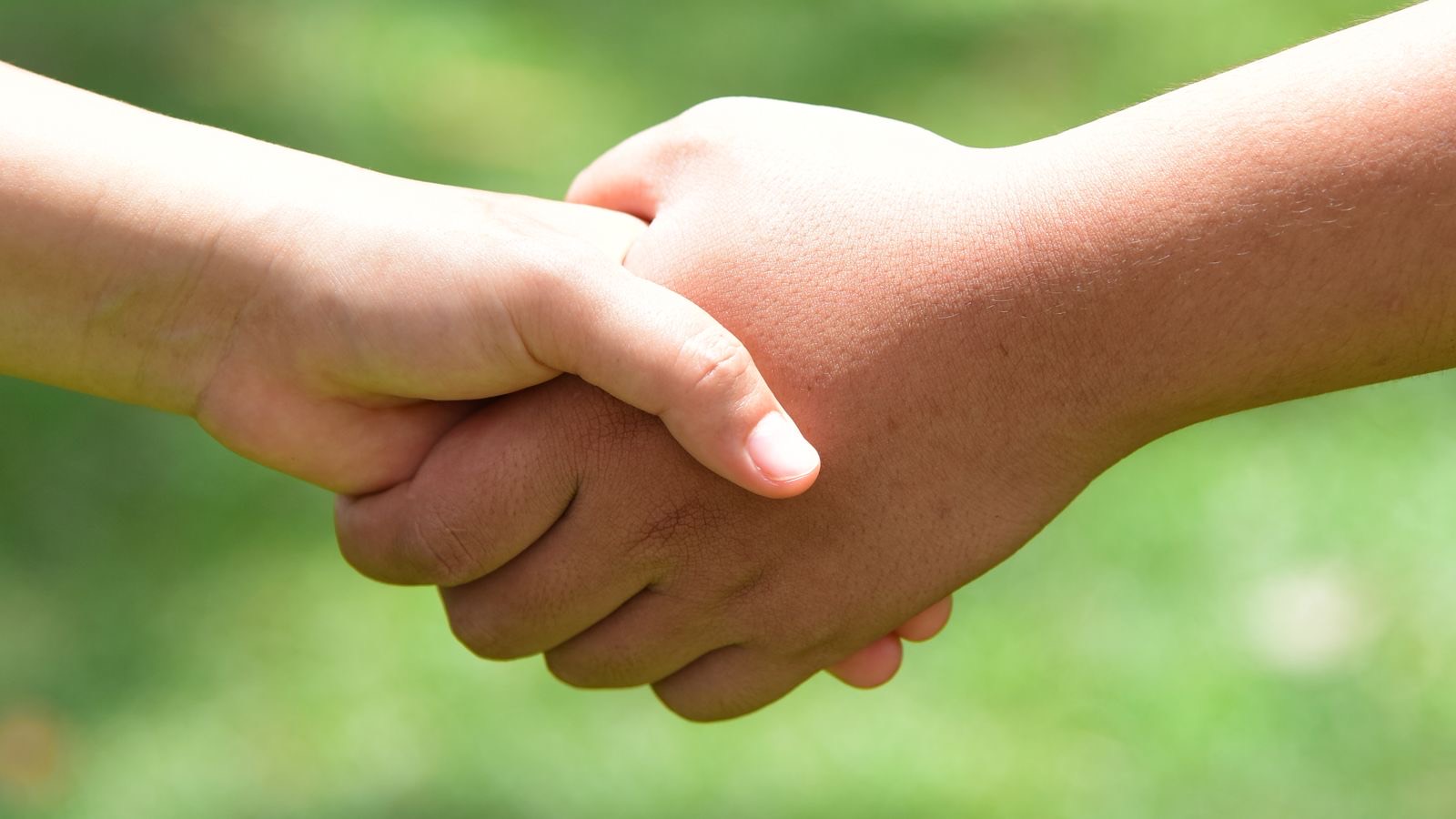 Freundlicher Handschlag zweier Personen im Freien